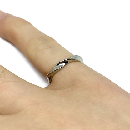 Twirling Adjustable Band Ring