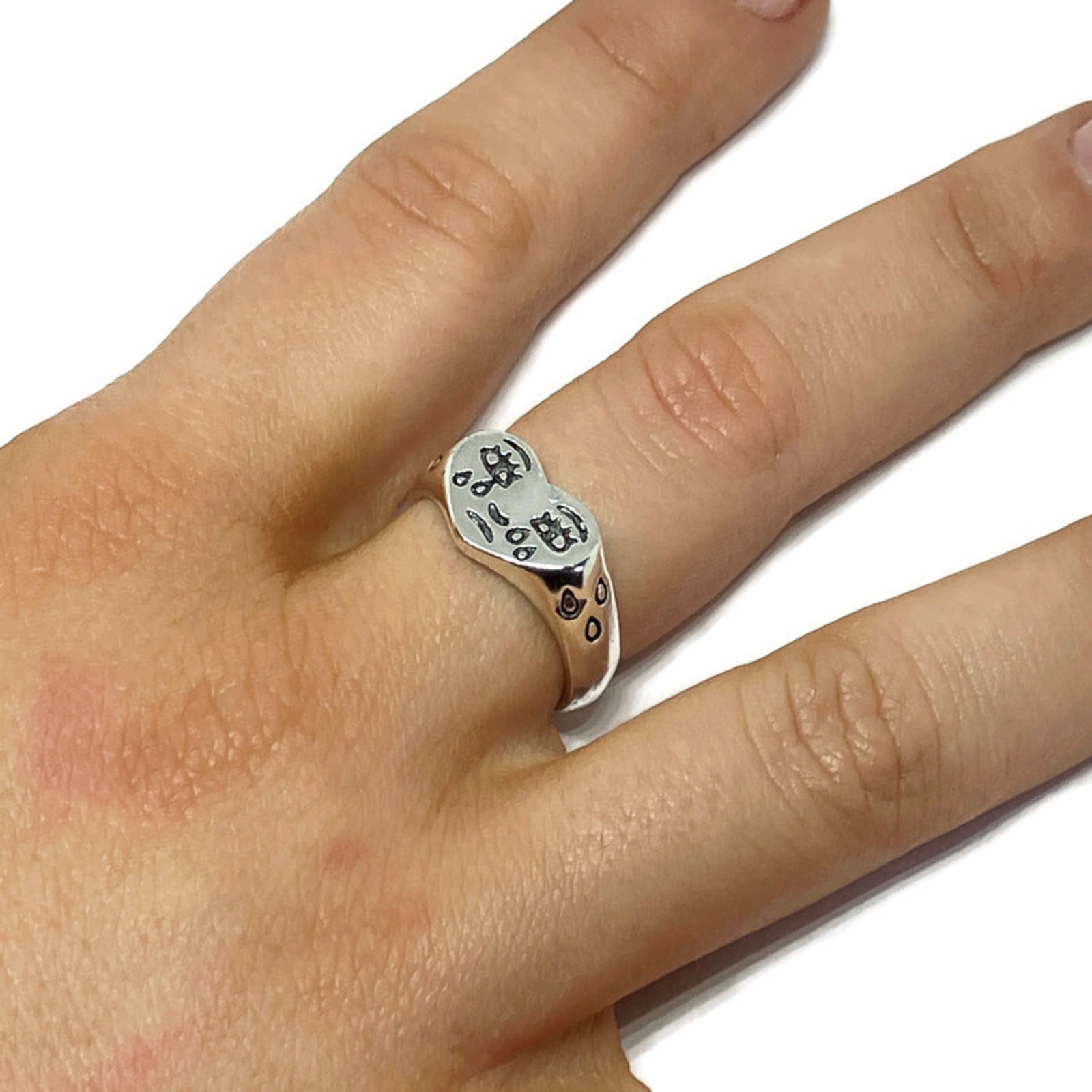 Crying Heart Signet Ring Silver - Main Image